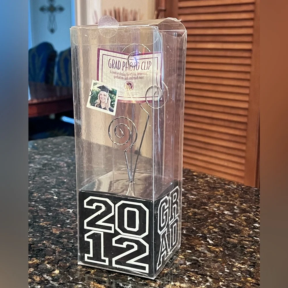 NWT Vintage 2012 Grad Photo Clip